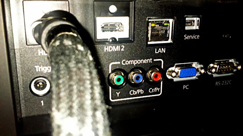 Connectique assez complète, avec 2 entrées HDMI (1 compatible HDCP 2.2) !