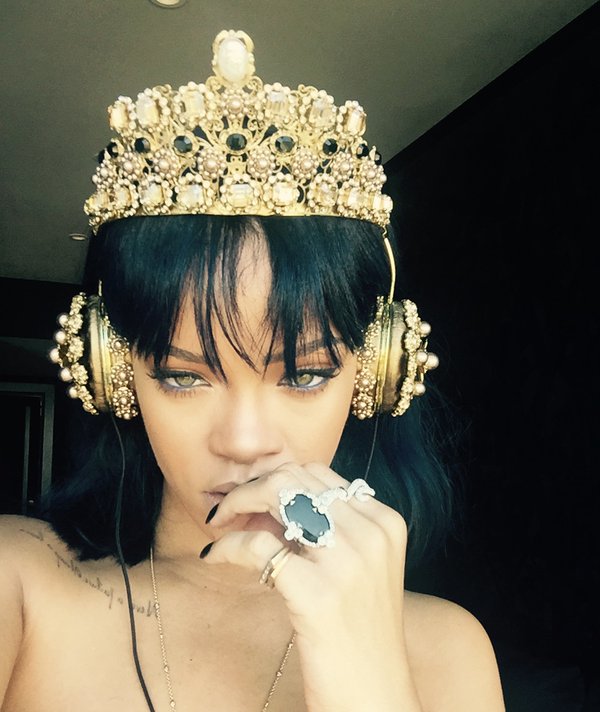 Rihanna_Gold_headphones (tous droits réservés : Rihanna)