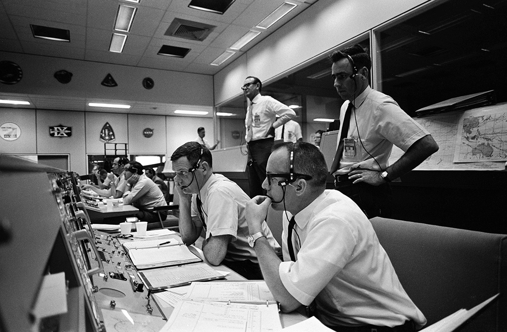 Salle de contrôle de la Nasa avec des opérateurs portant des casques Plantronics MS50 pendant la Mission Apollo 10 (1969)