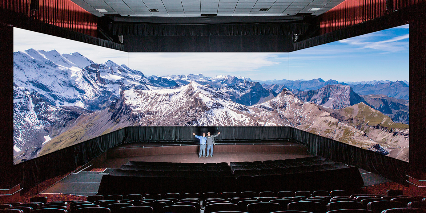 Salle de cinéma Barco Escape avec trois écrans