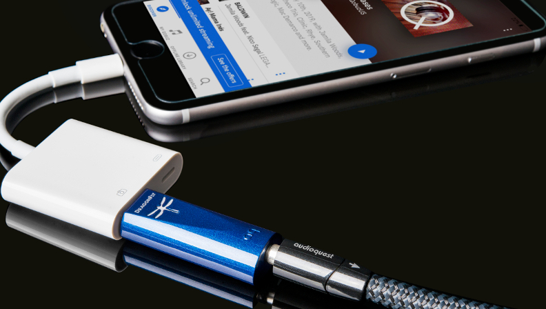 Le DAC Audioquest DragonFly Cobalt avec un iPhone
