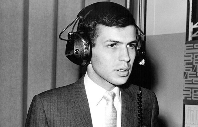 Qui d'autre qu'une légende comme Monsieur Sinatra pour illustrer notre article sur les casques audio les plus mythiques de l'histoire ?