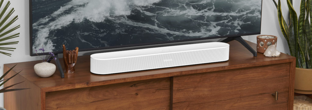 La barre de son Sonos Beam Gen2 offre un design épuré pour s'adapter à tous les salons.