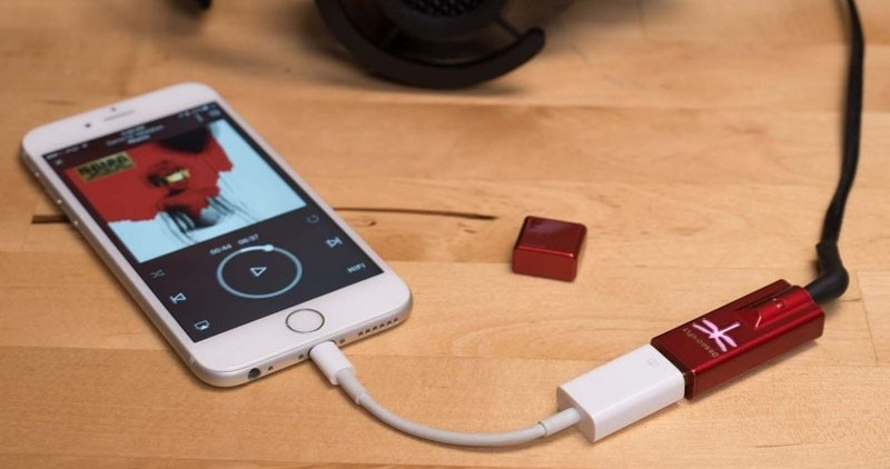 Parmi les meilleurs DAC portables pour iPhone, on retrouve l'incontournable DragonFly Red d'AudioQuest. 