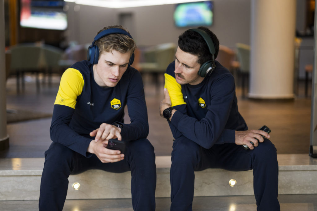Des membres de l'équipe Visma | Lease a Bike avec leurs casques Bowers & Wilkins