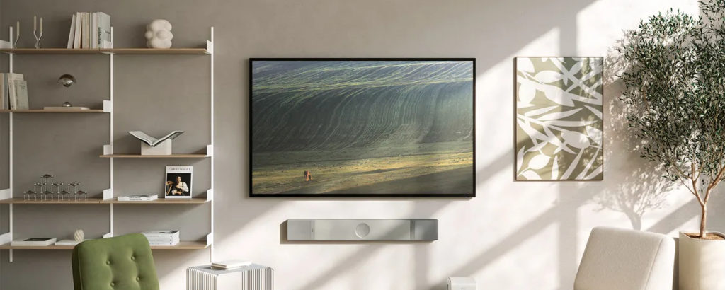 Fixée au mur ou posée sur un meuble, elle délivre des performances optimales.