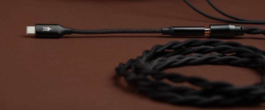Le casque est livré avec un adaptateur USB-C doté d'un DAC.