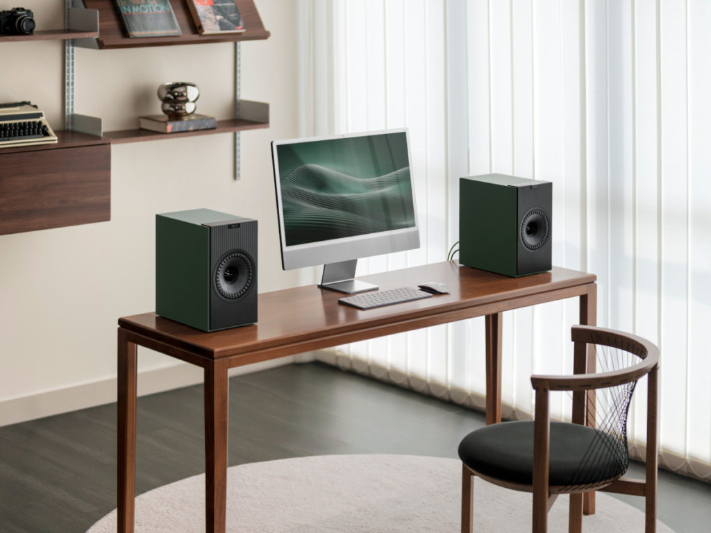 La paire d'enceintes KEF Coda W peut être connectée à un TV, un ordinateur, une platine vinyle...