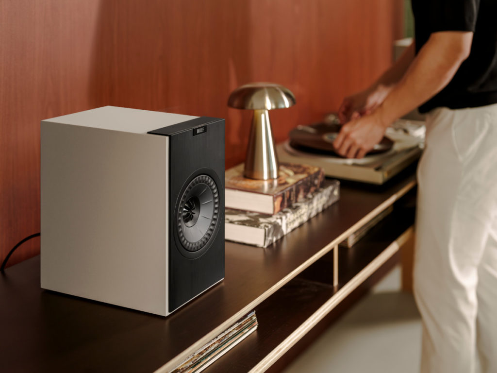 La paire d'enceintes KEF Coda W combine design et performances, tout en restant accessible.