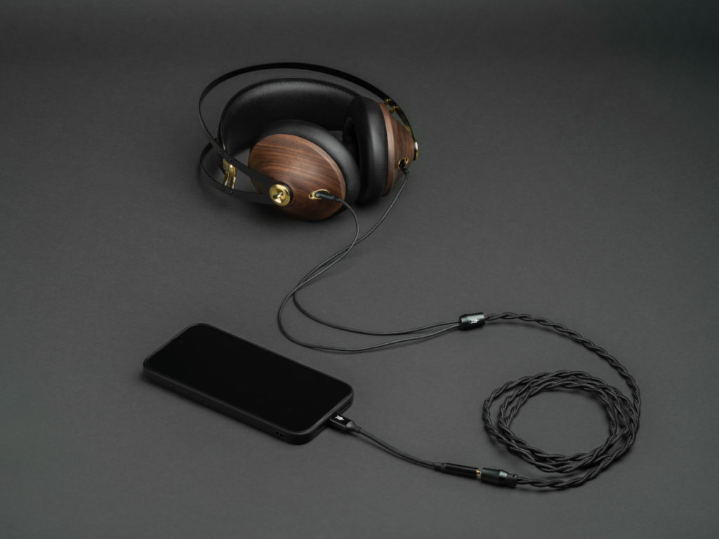 Le casque hifi Meze 99 Classic 2nd Gen est livré avec un adaptateur DAC/Amp au format mini-jack vers USB-C.