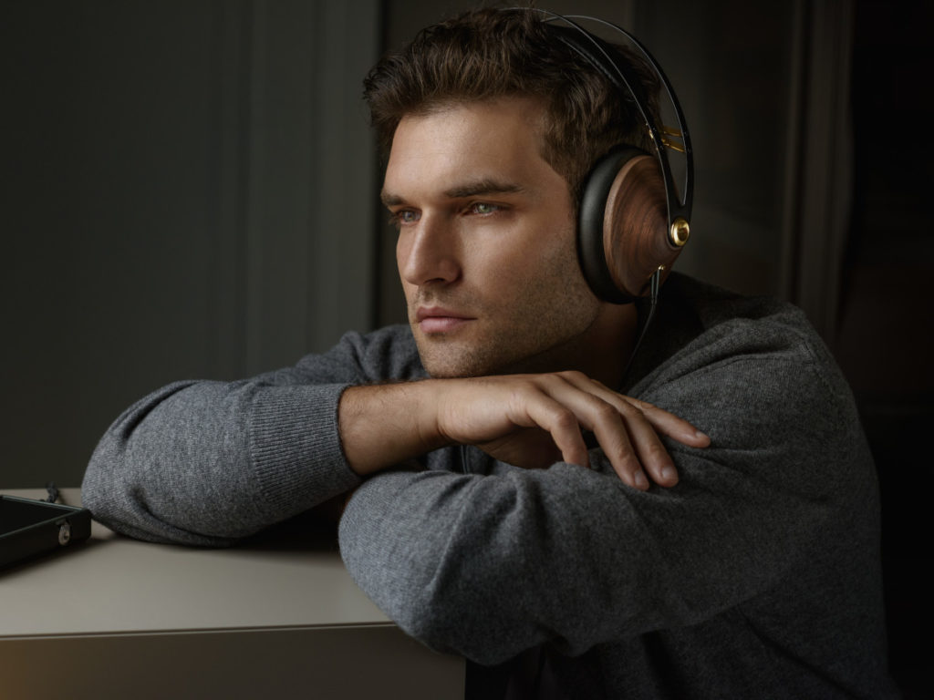 Une sonorité plus précise, qui peut être ajustée pour gagner en chaleur à l'aide des absorbeurs acoustiques fournis.