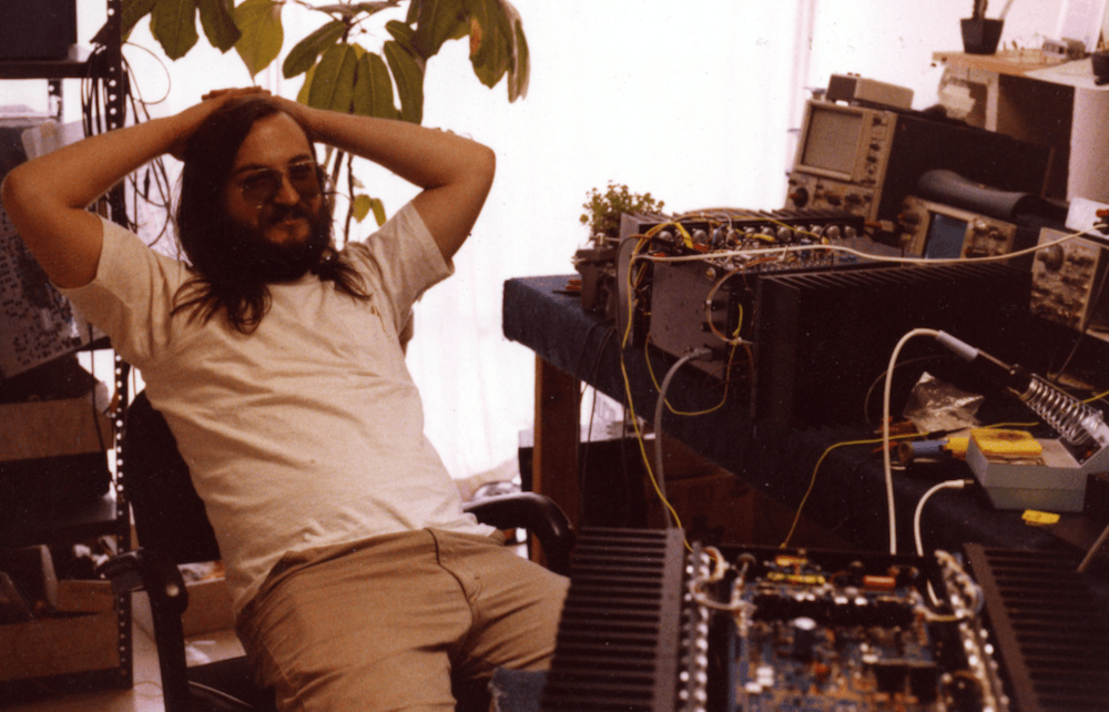 Nelson Pass dans son laboratoire. Crédit photo : The Absolute Sound / (https://www.theabsolutesound.com/articles/nelson-pass-four-decades-of-innovation/)