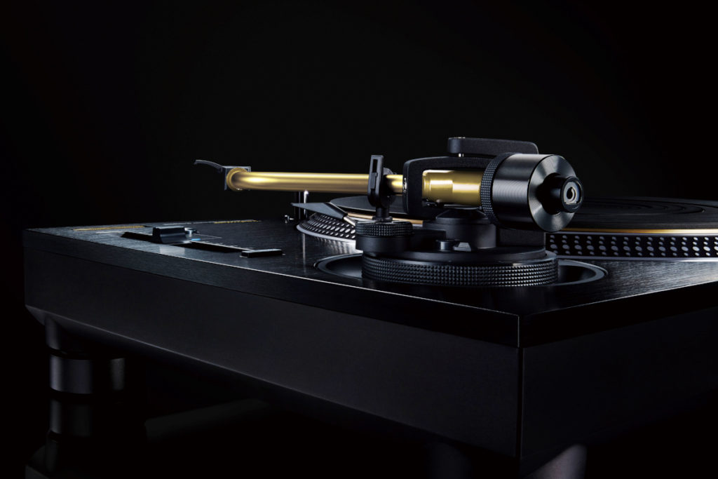 Bras en magnésium, châssis de haute qualité, plateau équilibré en usine... Les Technics SL-1200GME et SL-1210GME Master Edition sont conçues avec soin !