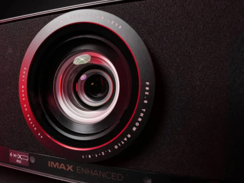 Le projecteur XGIMI Titan adopte une optique motorisée complète, pensée pour l’intégration