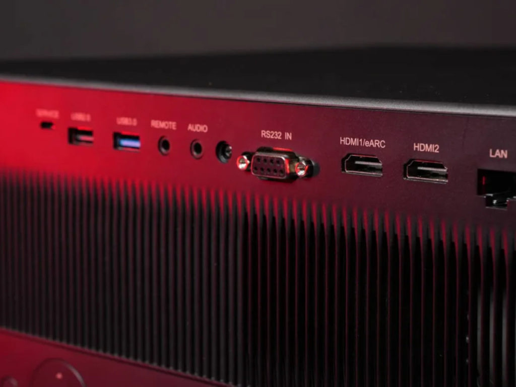 La connectique comprend deux entrées HDMI, dont une compatible eARC