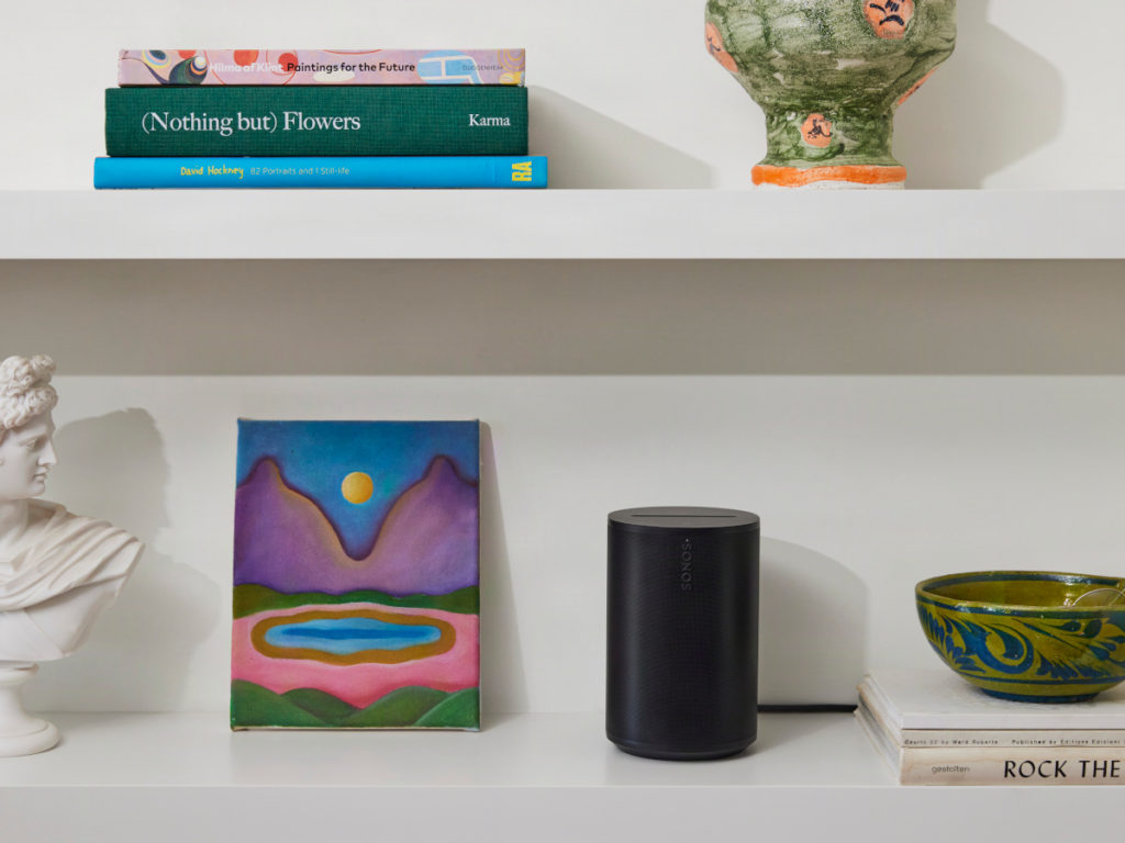L'enceinte Sonos Era 100 SL est disponible en finition noire ou blanche