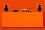 Pro-Ject : Debut EVO 2 et Speaker Box 5 S2 en Signal Orange