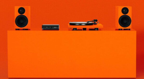 Pro-Ject : Debut EVO 2 et Speaker Box 5 S2 en Signal Orange
