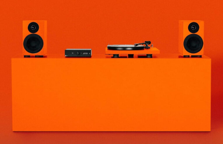 Pro-Ject : Debut EVO 2 et Speaker Box 5 S2 en Signal Orange