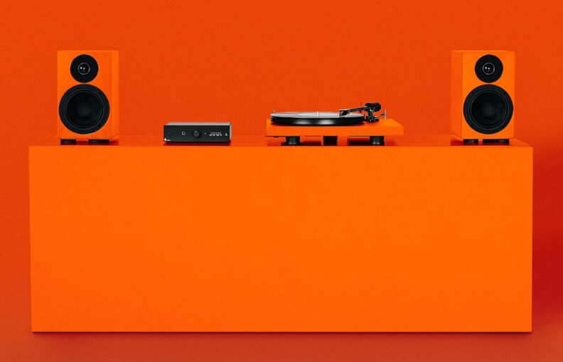 Pro-Ject : Debut EVO 2 et Speaker Box 5 S2 en Signal Orange